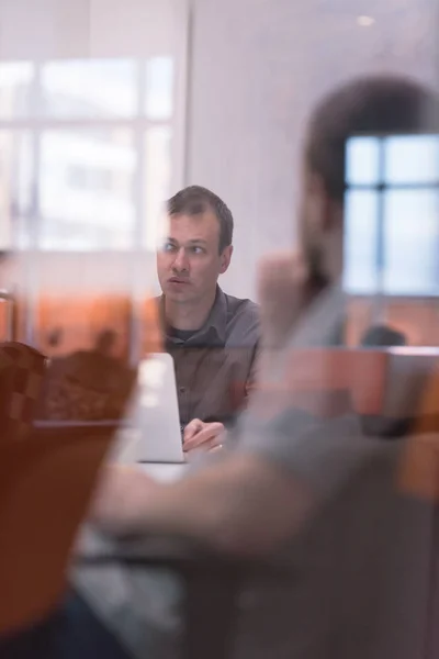 Jonge Ondernemer Freelancer Werkt Met Behulp Van Een Laptop Coworking — Stockfoto