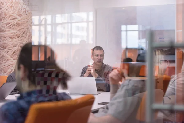 Start Unternehmen Junge Kreative Menschen Treffen Sich Büro Und Notieren — Stockfoto