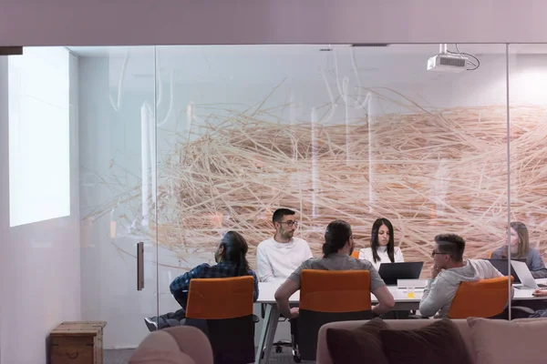 Startup Business Tineri Creativi Grup Brainstorming Întâlnire Interior Birou Folosind — Fotografie, imagine de stoc