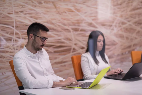 Start Unternehmen Junge Kreative Menschen Treffen Sich Büro Und Notieren — Stockfoto