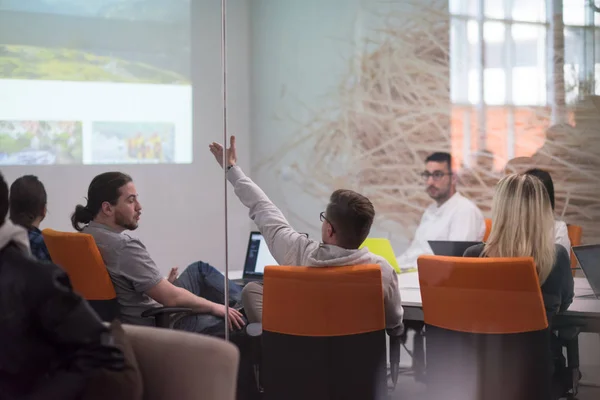 起業家集団がオフィス内で会議をブレインストーミングしたりノートパソコンを使ってアイデアやプロジェクトに注目したり — ストック写真