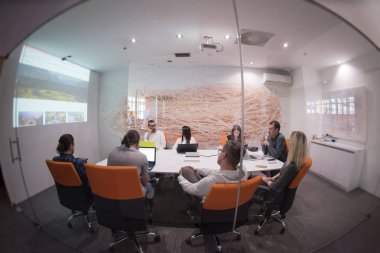 Girişim işi, genç yaratıcı insanlar grup ofis içi toplantılarında beyin fırtınası yapıyorlar ve fikir planları ve projeleri not etmek için dizüstü bilgisayar kullanıyorlar.