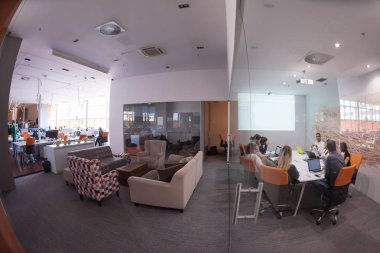 Girişim işi, genç yaratıcı insanlar grup ofis içi toplantılarında beyin fırtınası yapıyorlar ve fikir planları ve projeleri not etmek için dizüstü bilgisayar kullanıyorlar.