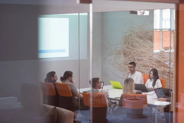 Start Unternehmen Junge Kreative Menschen Treffen Sich Büro Und Notieren — Stockfoto