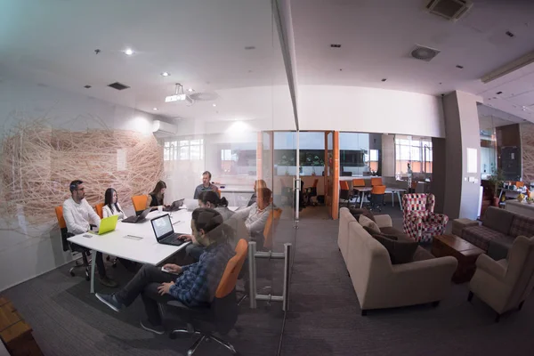 Start Unternehmen Junge Kreative Menschen Treffen Sich Büro Und Notieren — Stockfoto