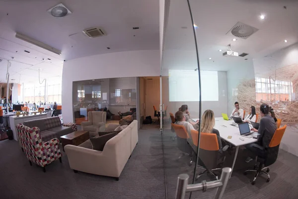 Girişim işi, genç yaratıcı insanlar grup ofis içi toplantılarında beyin fırtınası yapıyorlar ve fikir planları ve projeleri not etmek için dizüstü bilgisayar kullanıyorlar.