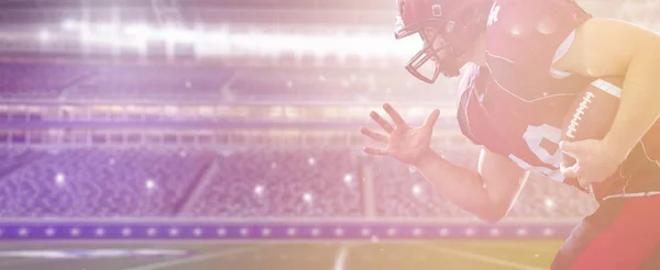 American Football-Spieler läuft mit dem Ball — Stockfoto