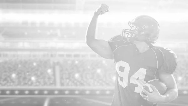 Jogador de futebol americano comemorando touchdown — Fotografia de Stock