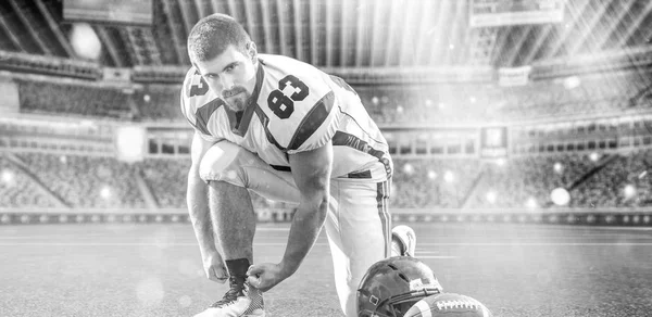 Jogador de futebol americano em grande campo de estádio moderno — Fotografia de Stock