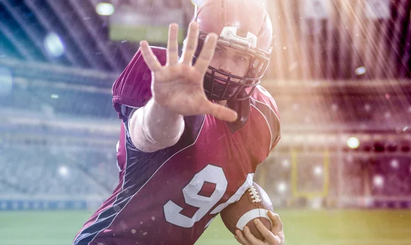 Portret van een zelfverzekerde Amerikaanse voetballer — Stockfoto