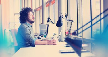 Genç Girişimci Serbest Çalışma Alanında Dizüstü bilgisayar Kullanarak Çalışıyor