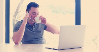 Genç Girişimci Serbest Çalışma Alanında Dizüstü bilgisayar Kullanarak Çalışıyor