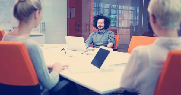 Grupo Jóvenes Empresarios Discutiendo Plan Negocios Moderno Edificio Oficinas Startups — Foto de Stock