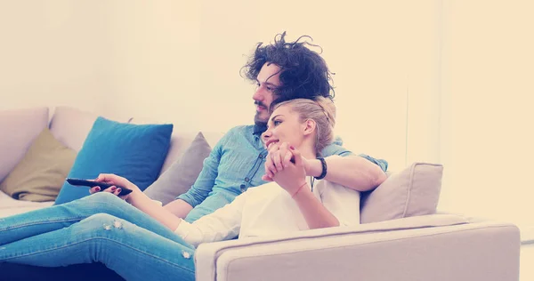 Young Couple Sofa Watching Television Together Luxury Home — Stock Photo, Image