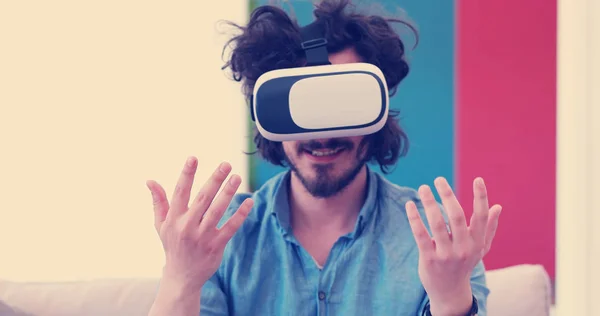 Boldog Ember Szerzés Tapasztalat Segítségével Headset Szemüveg Virtuális Valóság Otthon — Stock Fotó