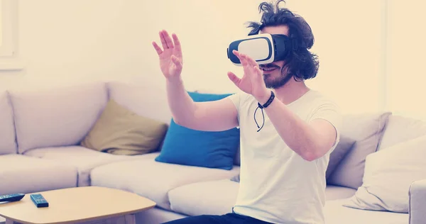 Homem Feliz Recebendo Experiência Usando Óculos Fone Ouvido Realidade Virtual — Fotografia de Stock