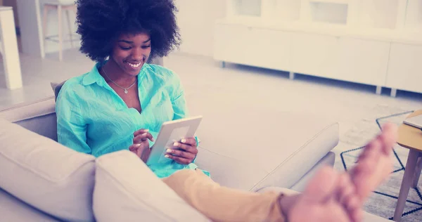 Молодая Африканская Американка Дома Расслабляется Своей Роскошной Гостиной Читает Цифровой — стоковое фото