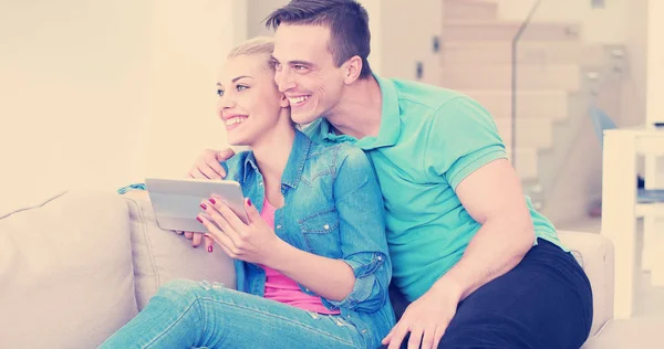 Junges Paar Entspannt Sich Hause Mit Tablet Computern Wohnzimmer Auf — Stockfoto