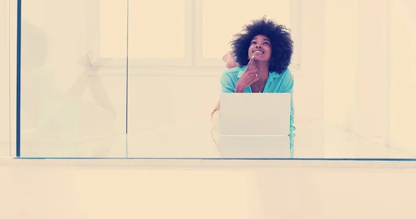 Schöne Junge Afrikanisch Amerikanische Frau Mit Laptop Computer Auf Dem — Stockfoto