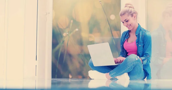 Beautiful Young Women Using Laptop Computer Floor Her Luxury Home — Stock Photo, Image