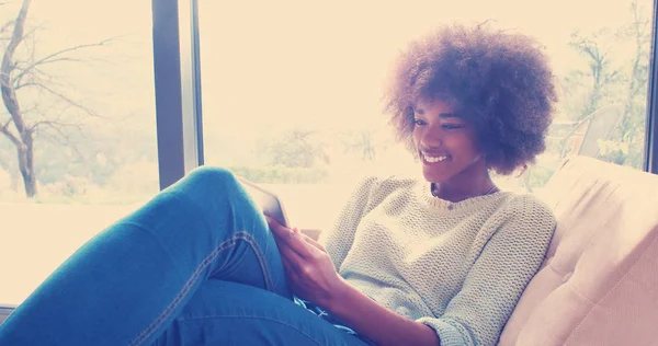 Joven Mujer Afroamericana Casa Relajándose Sala Estar Lujo Leyendo Una — Foto de Stock