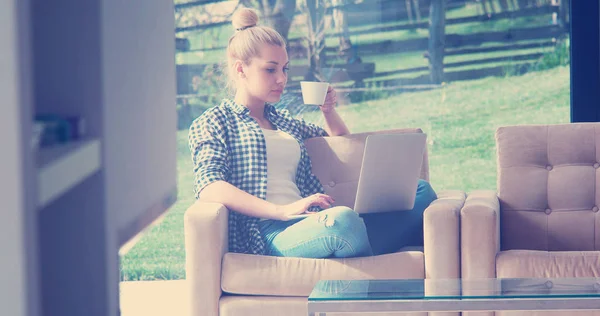 Real Woman Using Laptop Home Drinking Coffee Enjoying Relaxing — Stock Photo, Image