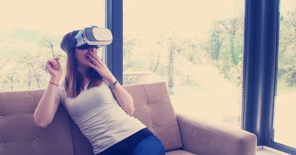 Mosolyogj Boldog Szerzés Tapasztalat Segítségével Headset Szemüveg Virtuális Valóság Otthon — Stock Fotó