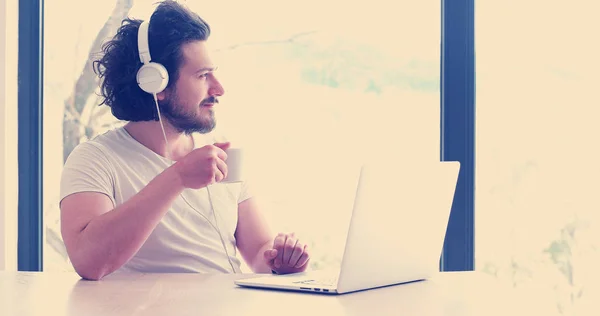 Homem Real Usando Laptop Casa Beber Café Aproveitando Relaxante — Fotografia de Stock