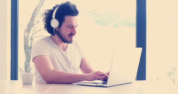 Справжній Чоловік Використовуючи Ноутбук Вдома Каву Насолоджуючись Розслабляючим — стокове фото
