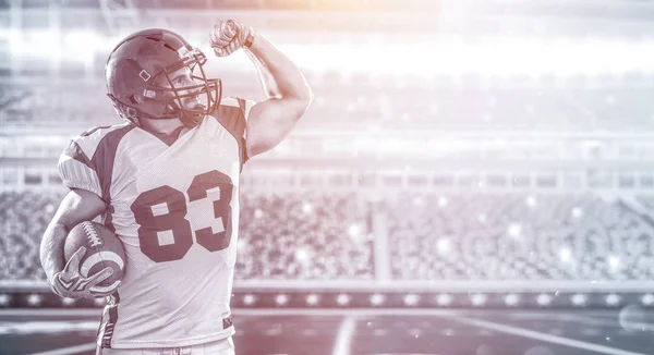 Jogador de futebol americano comemorando touchdown — Fotografia de Stock