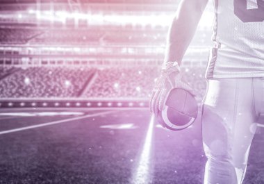 closeup büyük modern stadyum üzerinde izole Amerikan futbolu oyuncusu