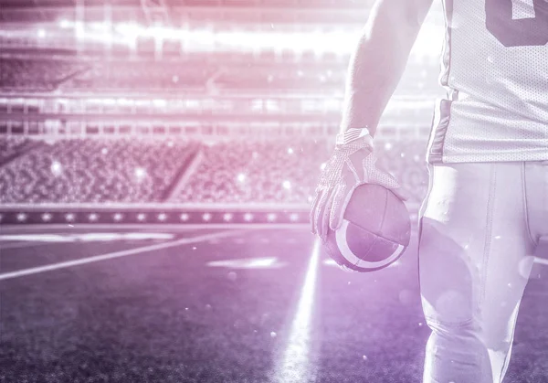 Closeup Jogador de Futebol Americano isolado no grande estádio moderno — Fotografia de Stock