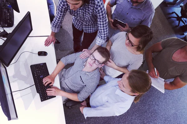 Startupföretag Grupp Arbetar Som Team För Att Hitta Lösning — Stockfoto