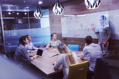 Girişim ekibi laptop ve tablet bilgisayarda çalışarak toplantı üzerine beyin fırtınası yapıyor