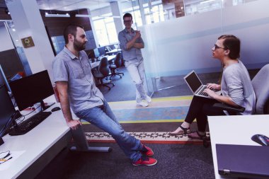 Modern ofisteki gelişigüzel genç gruplar, her gün çalıştıkları gibi takım toplantısı ve beyin fırtınası yapıyorlar.