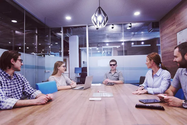 Negócio Inicialização Jovens Criativos Grupo Brainstorming Reunião Escritório Usando Laptop — Fotografia de Stock