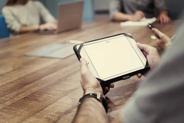 Close Του Επιχειρηματία Χέρια Χρησιμοποιώντας Tablet Υπολογιστή Κατά Την Έναρξη — Φωτογραφία Αρχείου