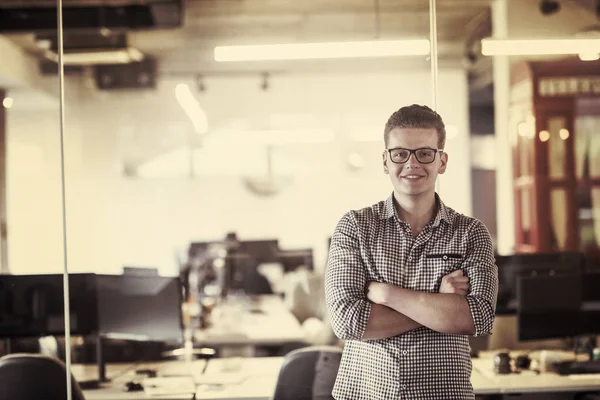 Gelukkig Jong Zakenman Bij Moderne Startup Office — Stockfoto