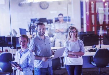 Modern ofis içinde iş ekibi portresi kurun