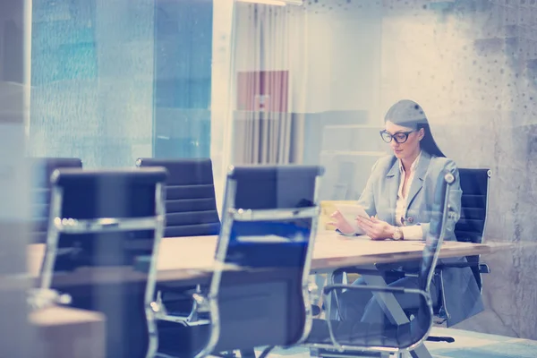 Geschäftsfrau Nutzt Tablet Bei Der Arbeit Büro — Stockfoto