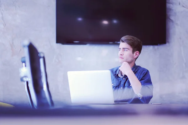 Freelancer Jovem Empreendedor Trabalhando Usando Laptop Espaço Trabalho — Fotografia de Stock