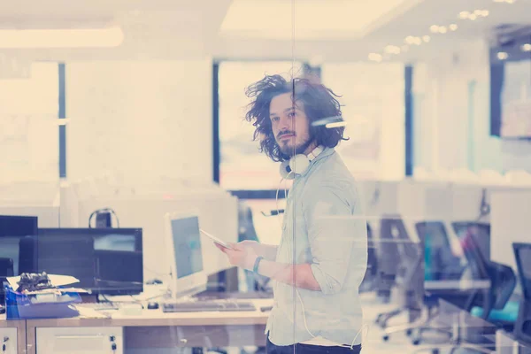 Junger Gelegenheitsunternehmer Nutzt Tablet Computer Startup Büro — Stockfoto