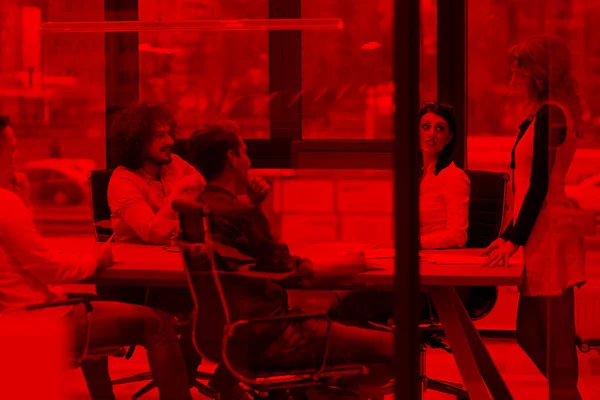 Startup Business Team en una reunión en un moderno edificio de oficinas — Foto de Stock