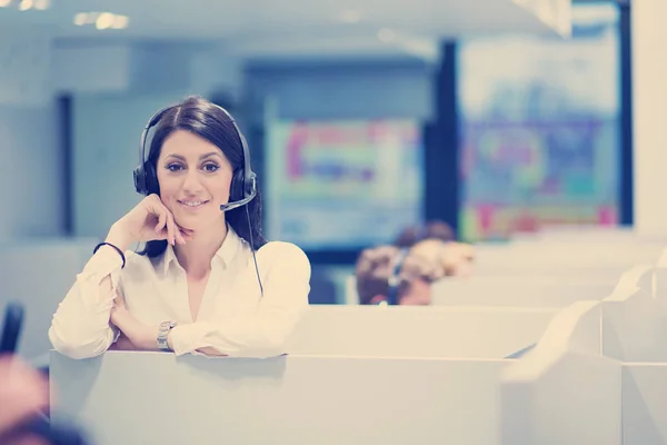 Jovem Sorrindo Operador Call Center Feminino Fazendo Seu Trabalho Com — Fotografia de Stock