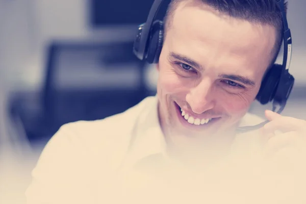Junger Lächelnder Männlicher Callcenter Betreiber Der Seine Arbeit Mit Einem — Stockfoto