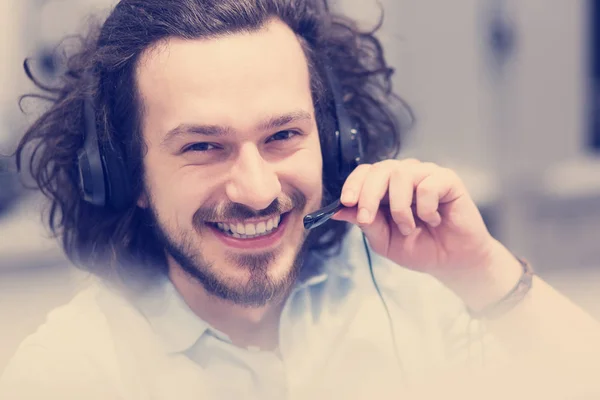 Junger Lächelnder Männlicher Callcenter Betreiber Der Seine Arbeit Mit Einem — Stockfoto