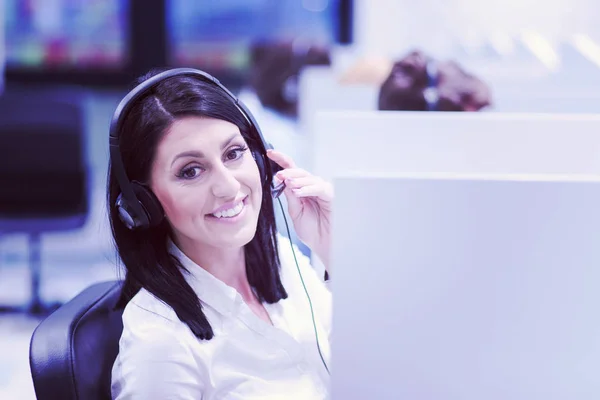 Νεαρή Χαμογελαστή Γυναίκα Τηλεφωνήτρια Που Κάνει Δουλειά Της Ακουστικά — Φωτογραφία Αρχείου
