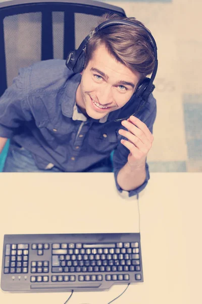 Vista Dall Alto Giovane Operatore Sorridente Call Center Maschile Che — Foto Stock