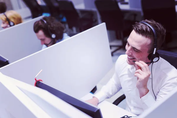 Jovem Sorrindo Operador Call Center Masculino Fazendo Seu Trabalho Com — Fotografia de Stock