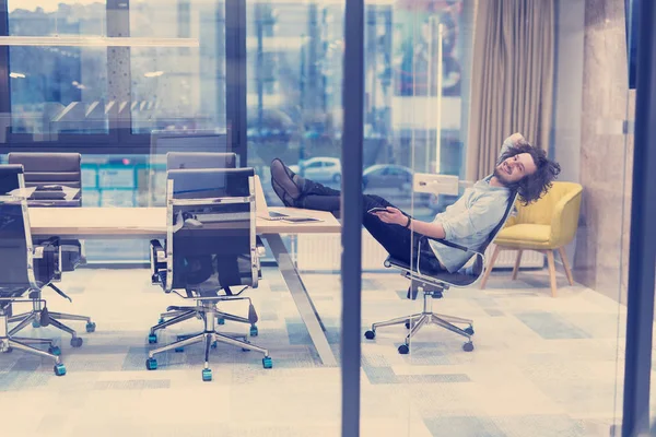 Час Розслабитися Молодий Втомлений Випадковий Бізнесмен Розслабляється Столом Своєму Офісі — стокове фото